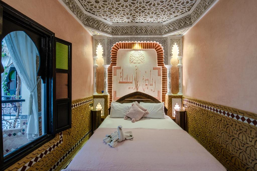 Postel nebo postele na pokoji v ubytování Riad Arabesque