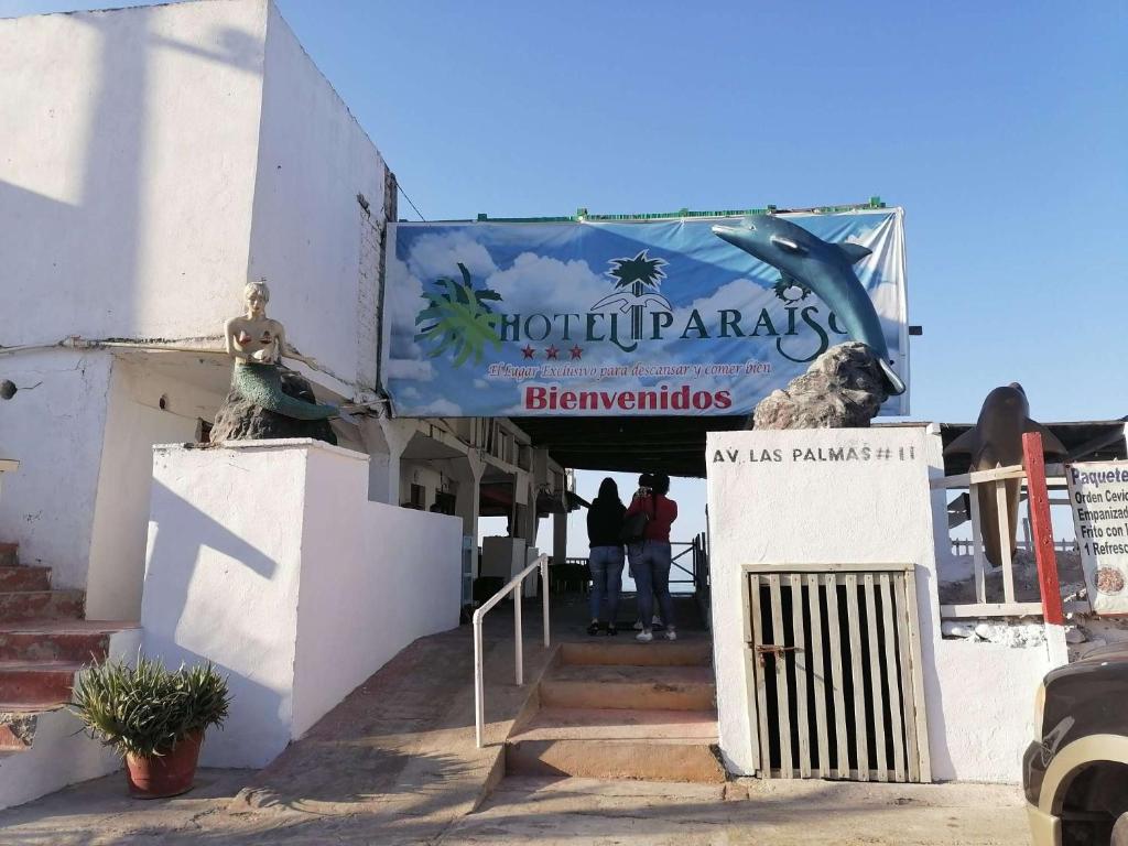 un panneau sur le côté d'un bâtiment dans l'établissement Hotel El Paraíso, à Armería