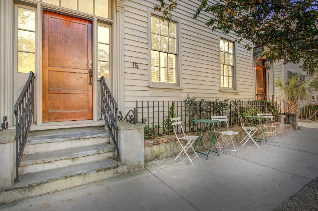 ein Haus mit Stühlen, einem Tisch und einer Tür in der Unterkunft 15 Cannon in Charleston