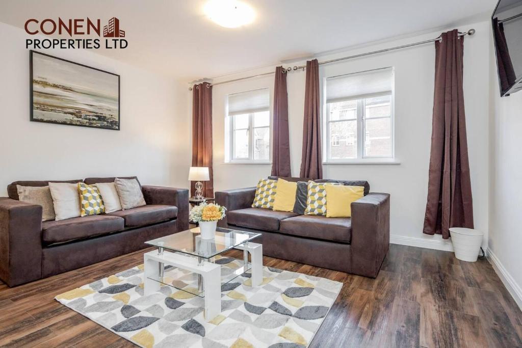 Χώρος καθιστικού στο Captivating 2-Bed Apartment in Grays