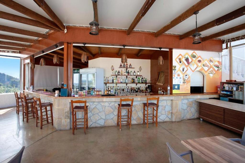 una cucina con bar e sgabelli di Zante View Studios & Villas a Tsilivi