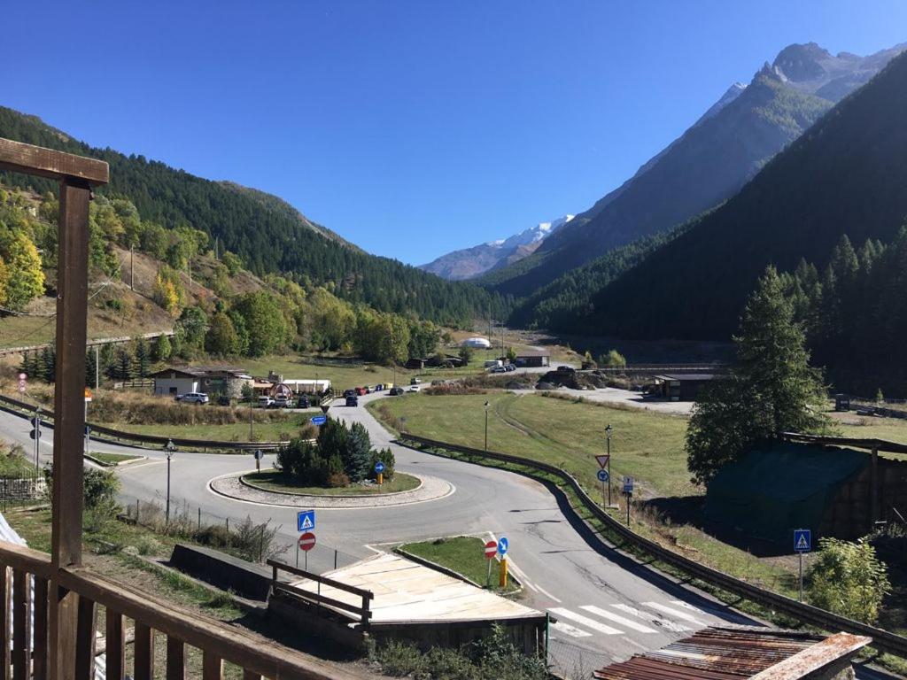 uma vista para uma estrada sinuosa nas montanhas em Villa millefiori falda argentera em Sauze di Cesana