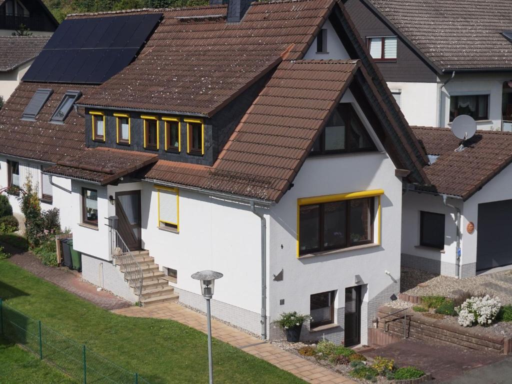 una casa con paneles solares en el techo en Lovely Apartment in Frankenberg with Barbecue, en Frankenberg