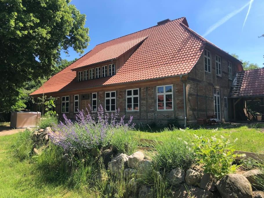 ein Haus mit Garten davor in der Unterkunft Wohnung in historischem Pfarrhof auf Rügen in Poseritz