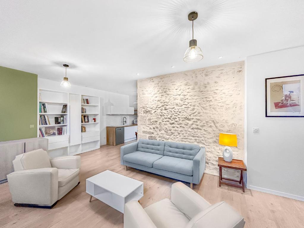 un salon avec un canapé et une table dans l'établissement Orléans hypercentre 4 pers appart avec cachet, à Orléans