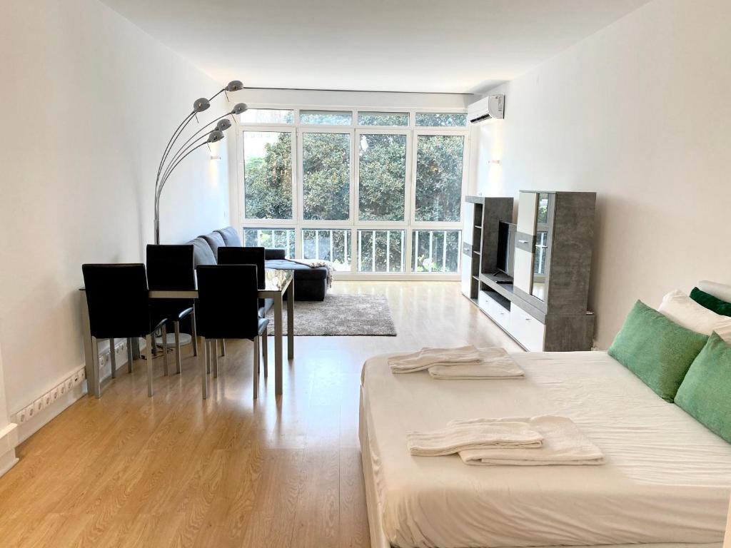 Giường trong phòng chung tại Estoril 2 & 5- Beach Side Casino Garden Studio