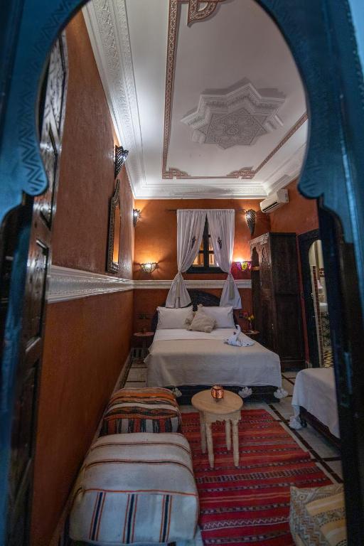 Postel nebo postele na pokoji v ubytování Riad Arabesque