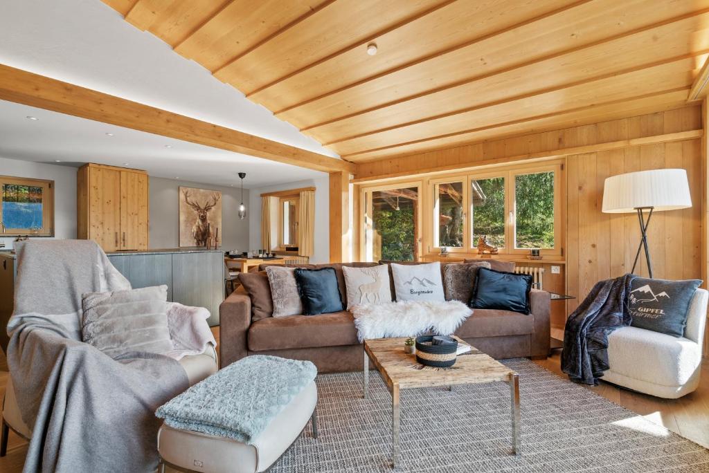 Posezení v ubytování A&Y Chalet zum goldenen Hirsch