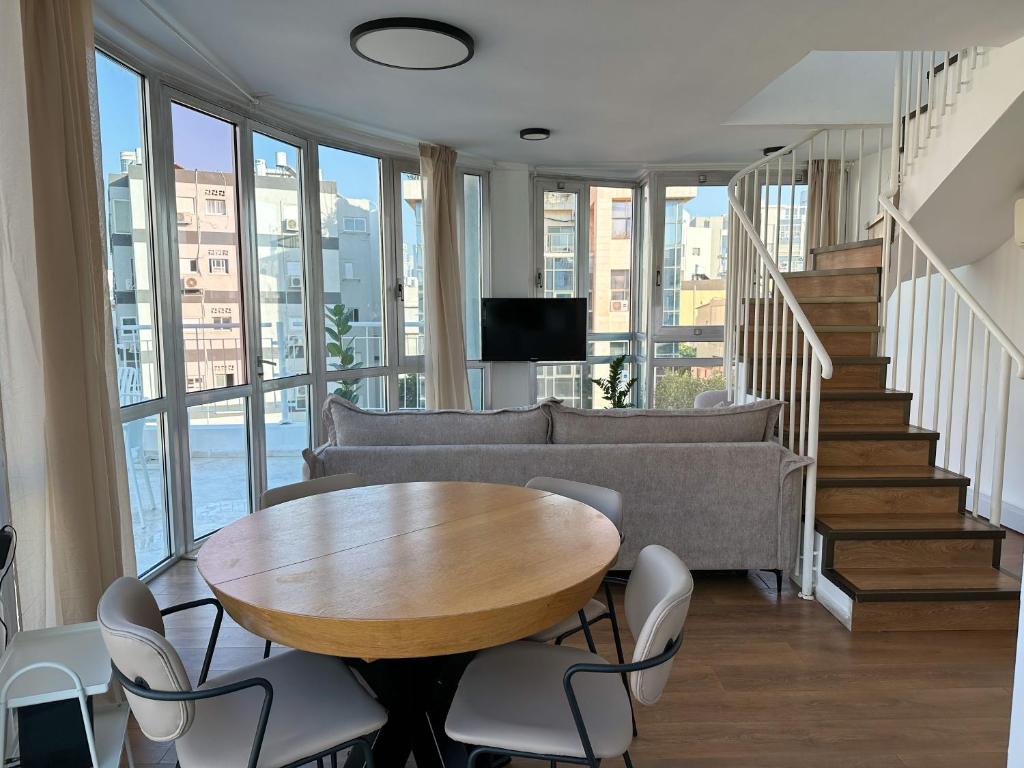 een woonkamer met een tafel en een bank bij David Frishman Residence - Sea view penthouse in Tel Aviv