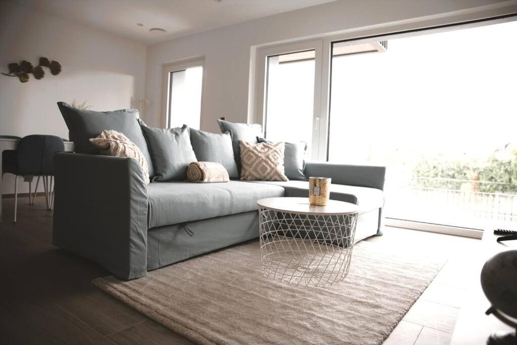 uma sala de estar com um sofá e uma mesa em Beautiful Stylish 2BR Apartment in Kirchberg no Luxemburgo