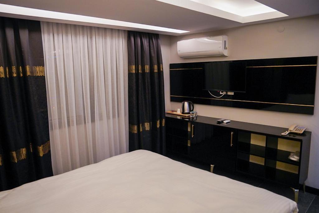 Postel nebo postele na pokoji v ubytování KY Continental Apartments