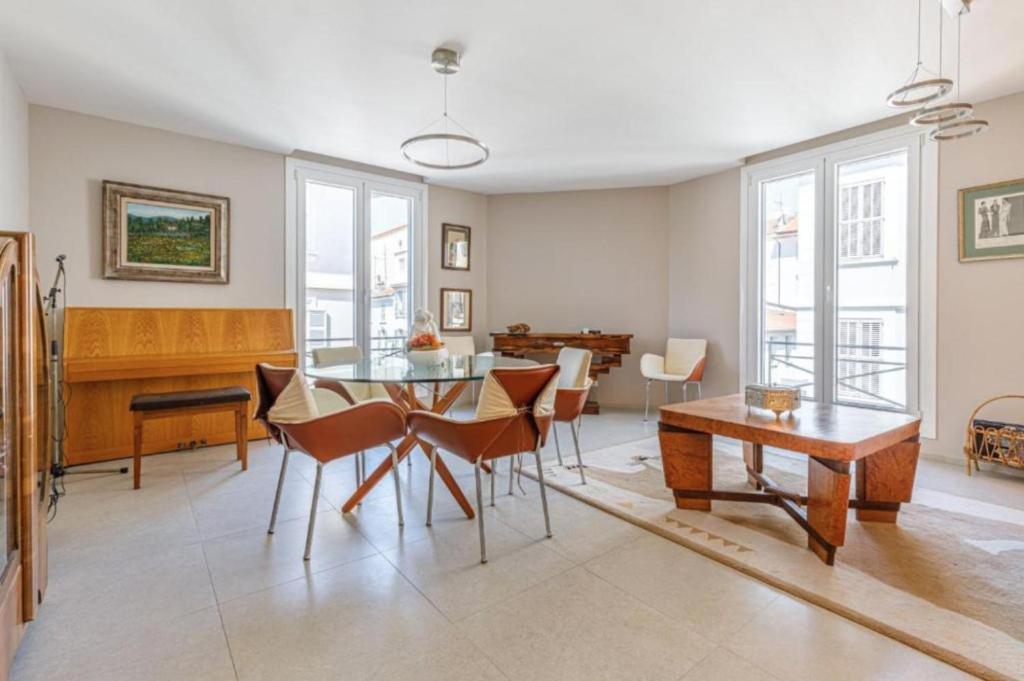 une salle à manger avec une table et des chaises dans l'établissement Serbes Croisette - 100m Beach, Palais, Parking/AC, à Cannes
