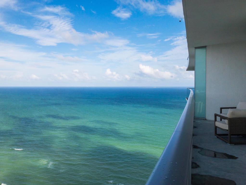 Vom Balkon eines Gebäudes genießen Sie Meerblick. in der Unterkunft Zen 2-Bedroom Ocean View Best Stay in Hollywood