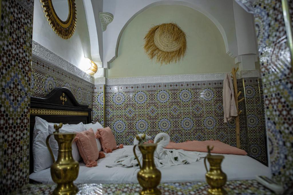 Postel nebo postele na pokoji v ubytování Riad Arabesque