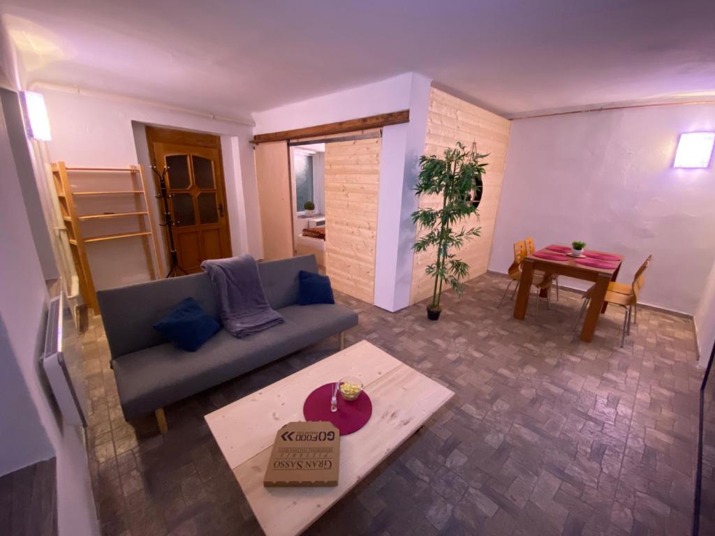 ein Wohnzimmer mit einem Sofa und einem Tisch in der Unterkunft Apartmány u náměstí in Prachatice