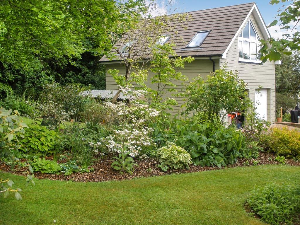un jardín frente a una casa en Garden Studio en St Austell