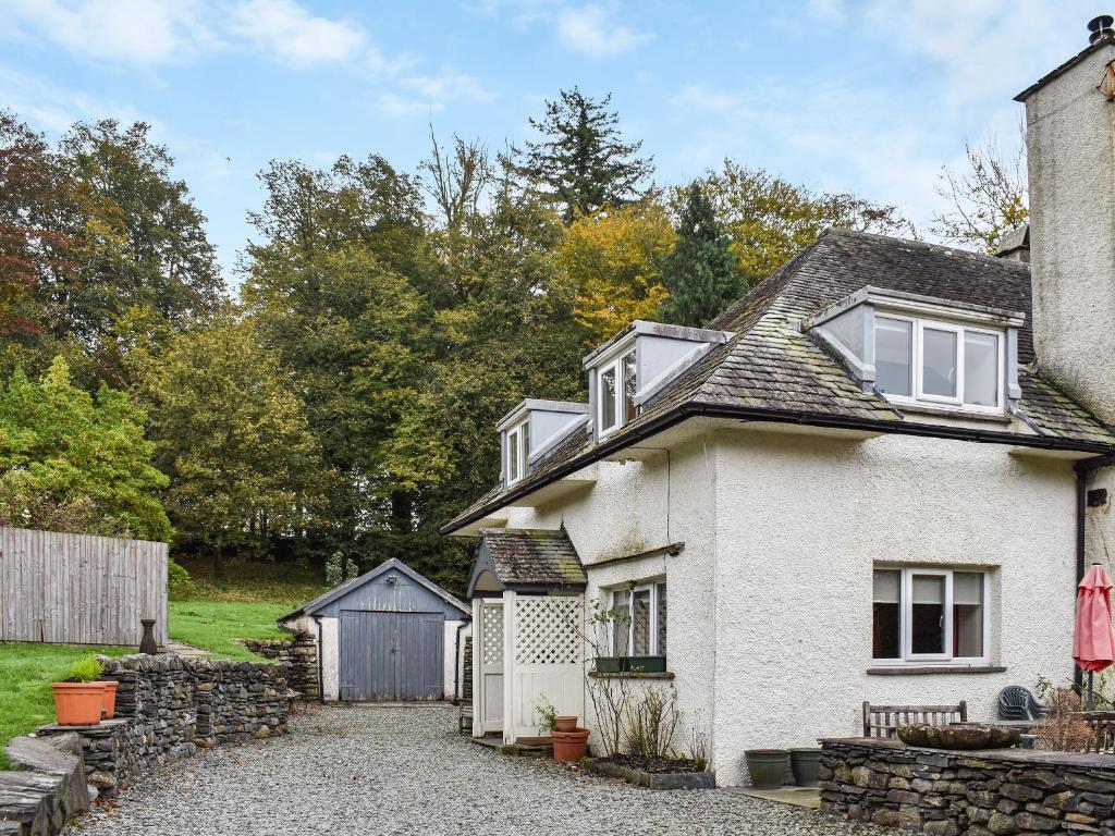 una casa bianca con un vialetto in pietra di Springwell a Near Sawrey