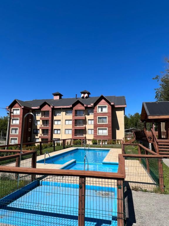 - Vistas a un complejo de apartamentos con piscina en Espectacular Depto en Pucon 5 Estrellas, en Pucón