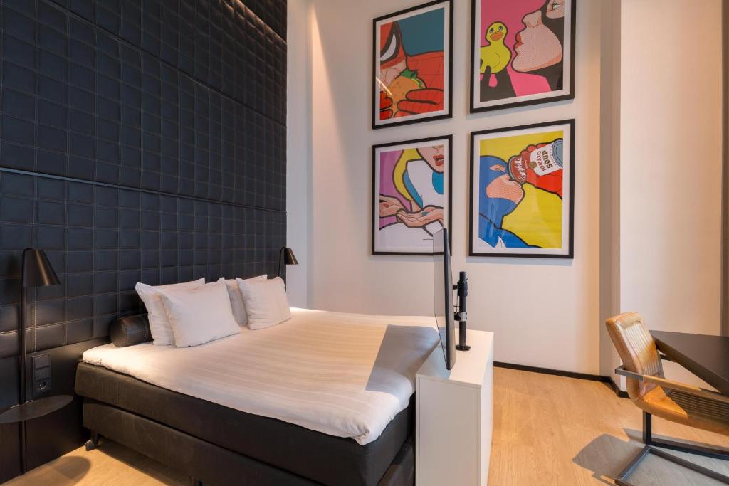 Postel nebo postele na pokoji v ubytování Leonardo Hotel Groningen