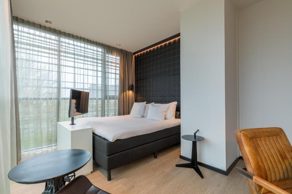 Postel nebo postele na pokoji v ubytování Leonardo Hotel Groningen