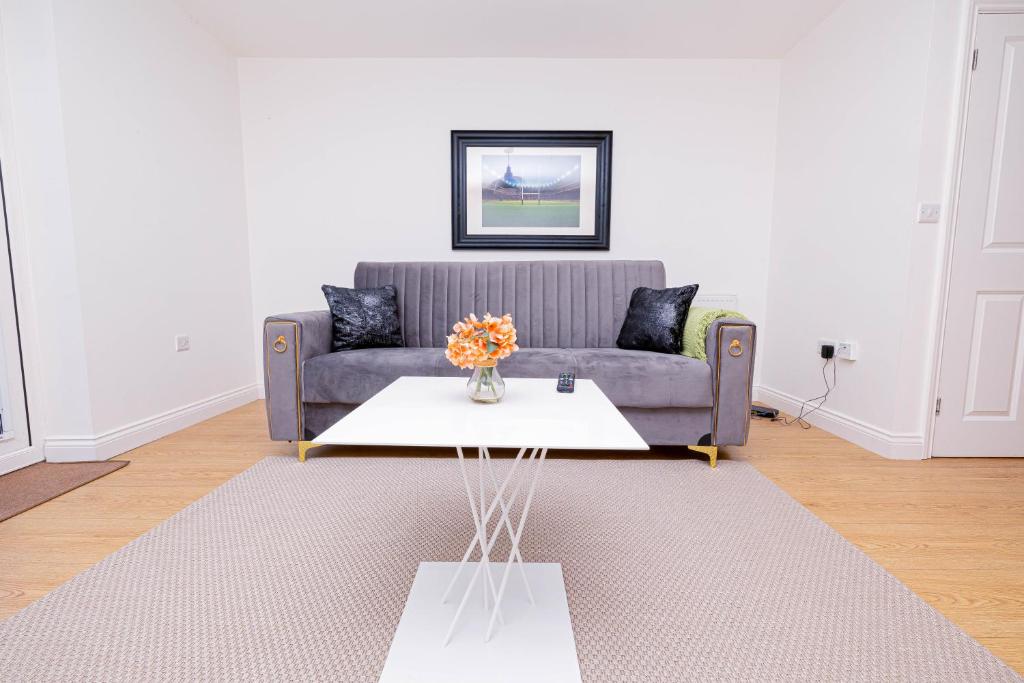 uma sala de estar com um sofá e uma mesa em Perfect Stay Rugby em Rugby
