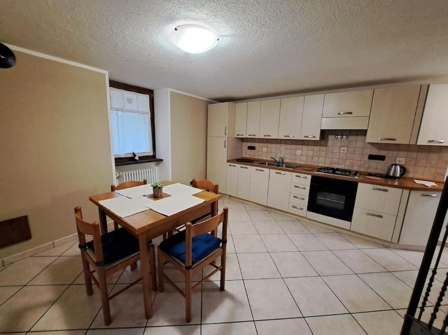 - une cuisine avec une table et des chaises dans la chambre dans l'établissement Maison Chez Bollon, à Aoste