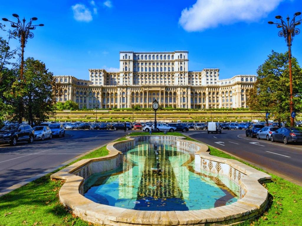 Piscina de la sau aproape de Apartament in centrul orasului - Unirii Fântânii