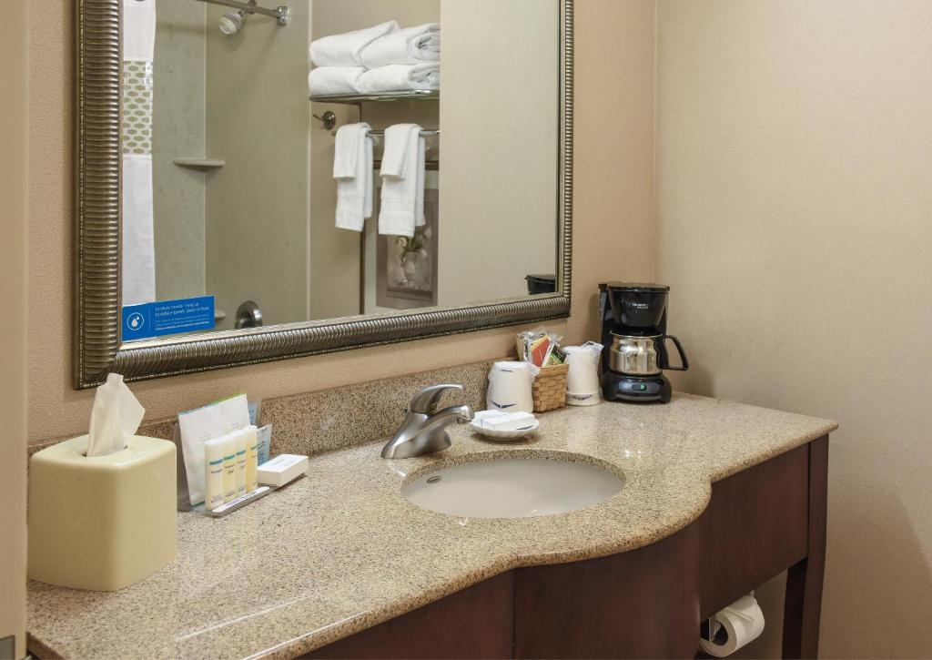 Hampton Inn & Suites Youngstown-Canfield photo