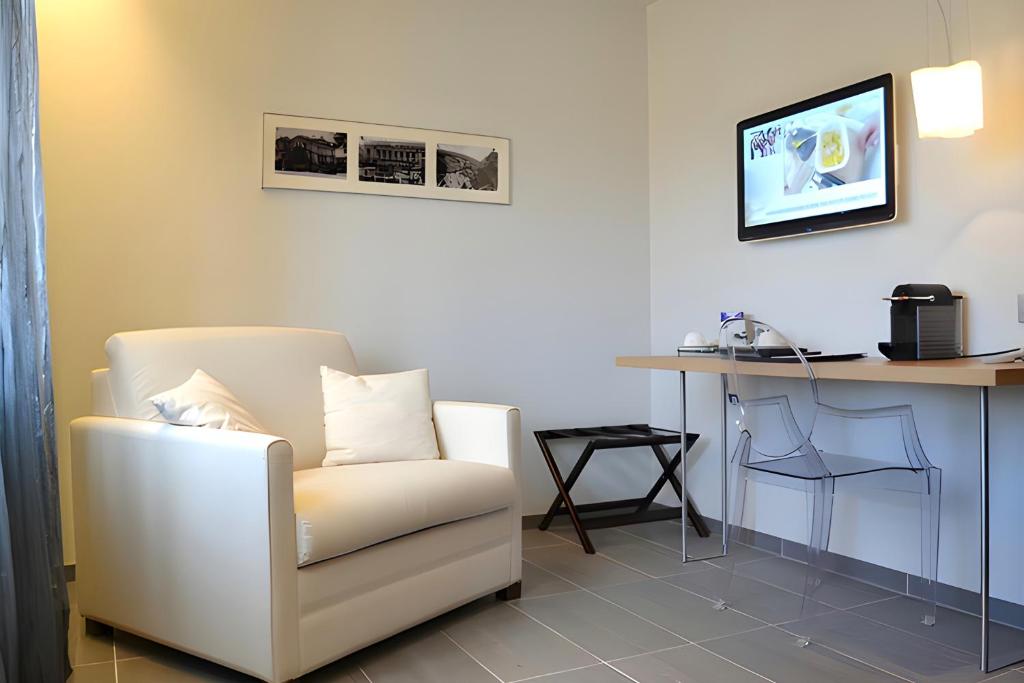 TV a/nebo společenská místnost v ubytování Hôtel-Restaurant L'Auberge