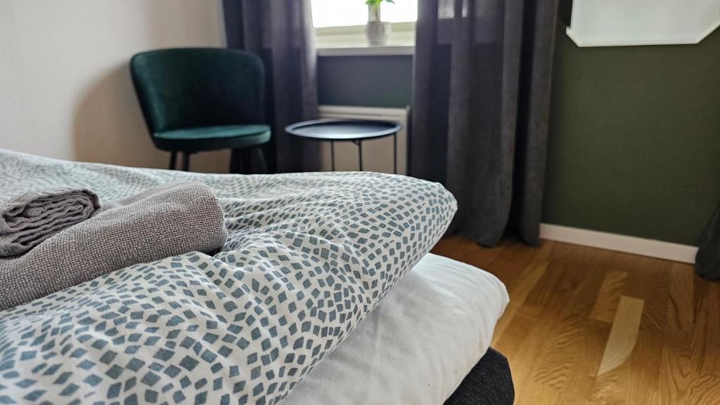 1 dormitorio con 1 cama, 2 sillas y ventana en Ottsjö Wärdshus en Undersåker