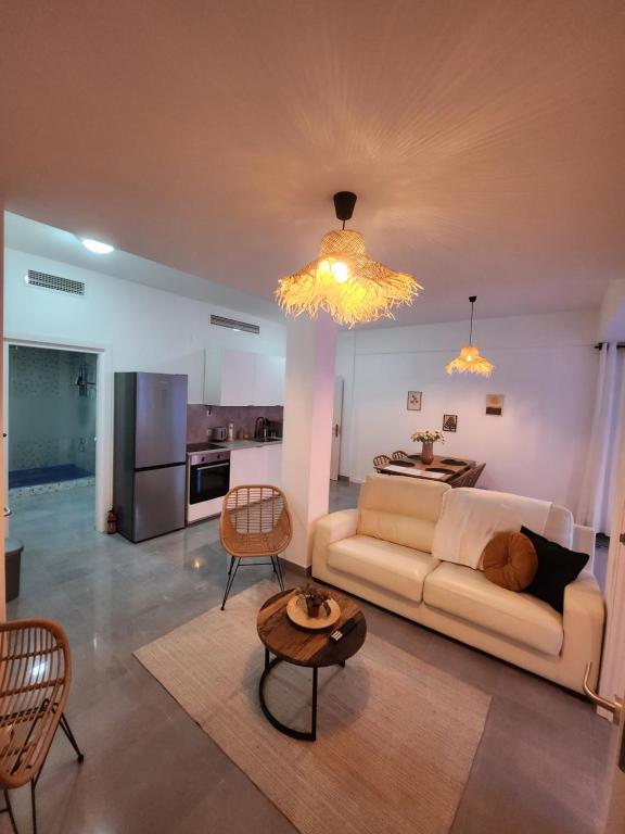 uma sala de estar com um sofá e uma mesa em Casa Dancha em Mijas Costa