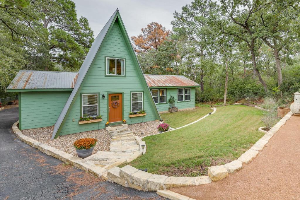 AFrame Cottage with Deck about 5 Mi to Lake Bastrop!, Bastrop (updated