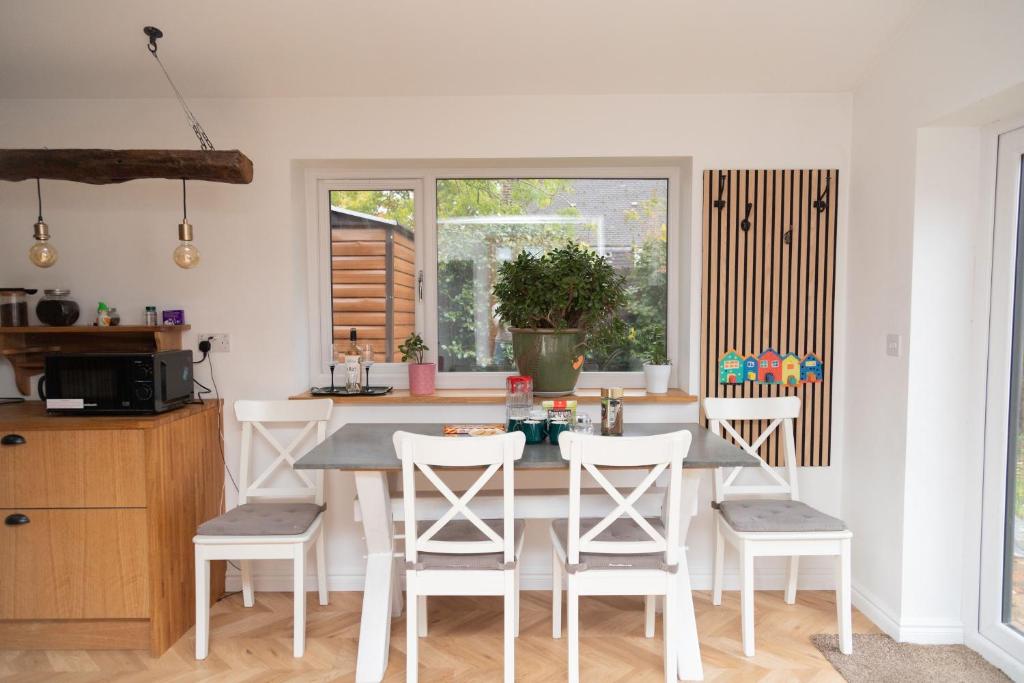 cocina con mesa y sillas en Guest house en Wythenshawe