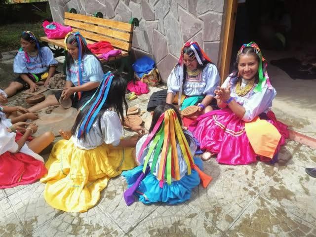een groep jonge meisjes op de grond bij El Silencio Tiktoker in Tarapoto
