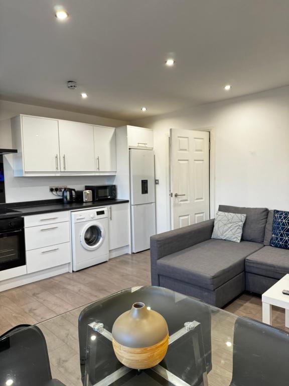 Кухня или мини-кухня в Hatton apartments HEATHROW AIRPORT- FREE parking-Free underground to and from Heathrow Airport Hatton Cross SEE picture-SEE LONDON fast Hatton cross to central London 30min
