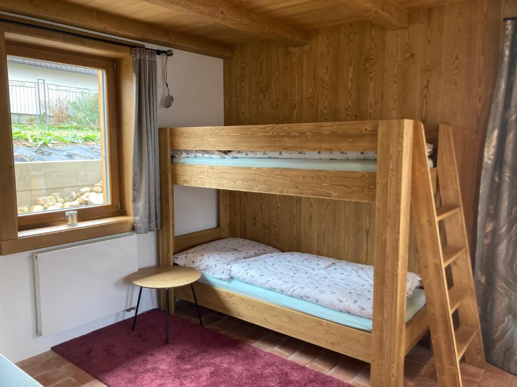 Łóżko lub łóżka w pokoju w obiekcie Harrachov 702