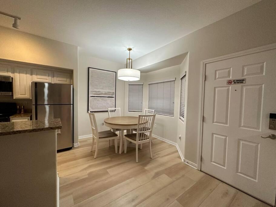 Kuchyň nebo kuchyňský kout v ubytování Mesquite Retreat 2 Bd Condo by Cool Properties LLC