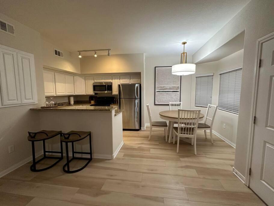 Kuchyň nebo kuchyňský kout v ubytování Mesquite Retreat 2 Bd Condo by Cool Properties LLC