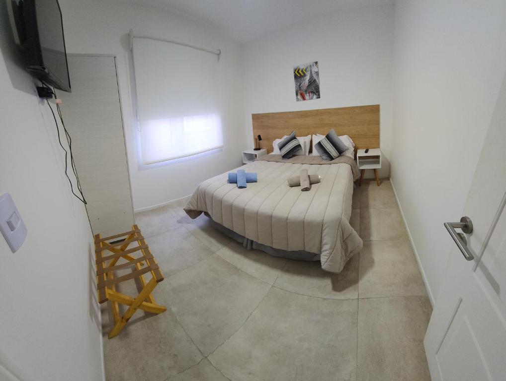 um quarto com uma cama grande e almofadas azuis em Maras Rental #4 em Rio Grande