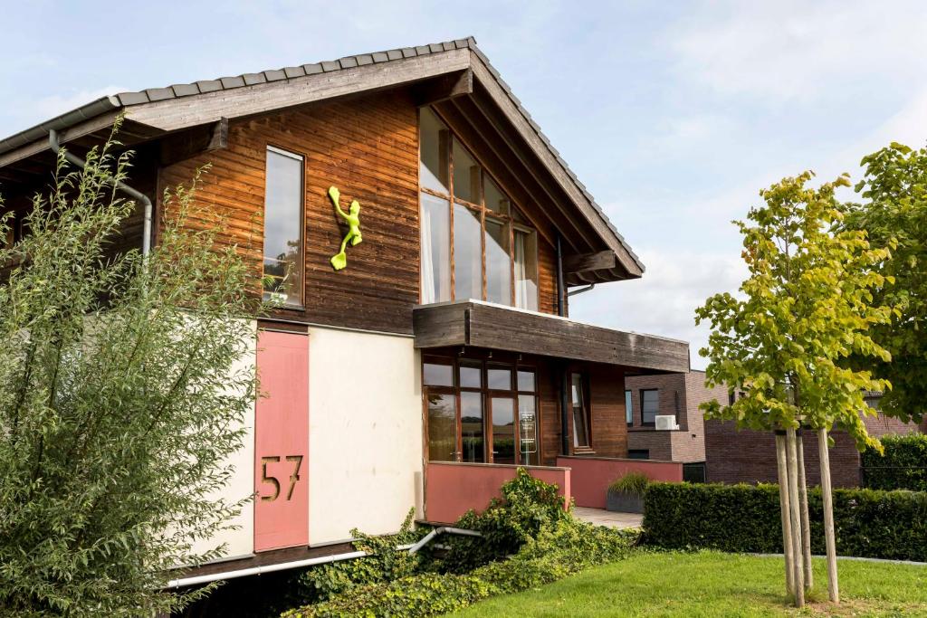 una casa con una guitarra a un lado en Vakantiewoning StroEnzo, en Riemst