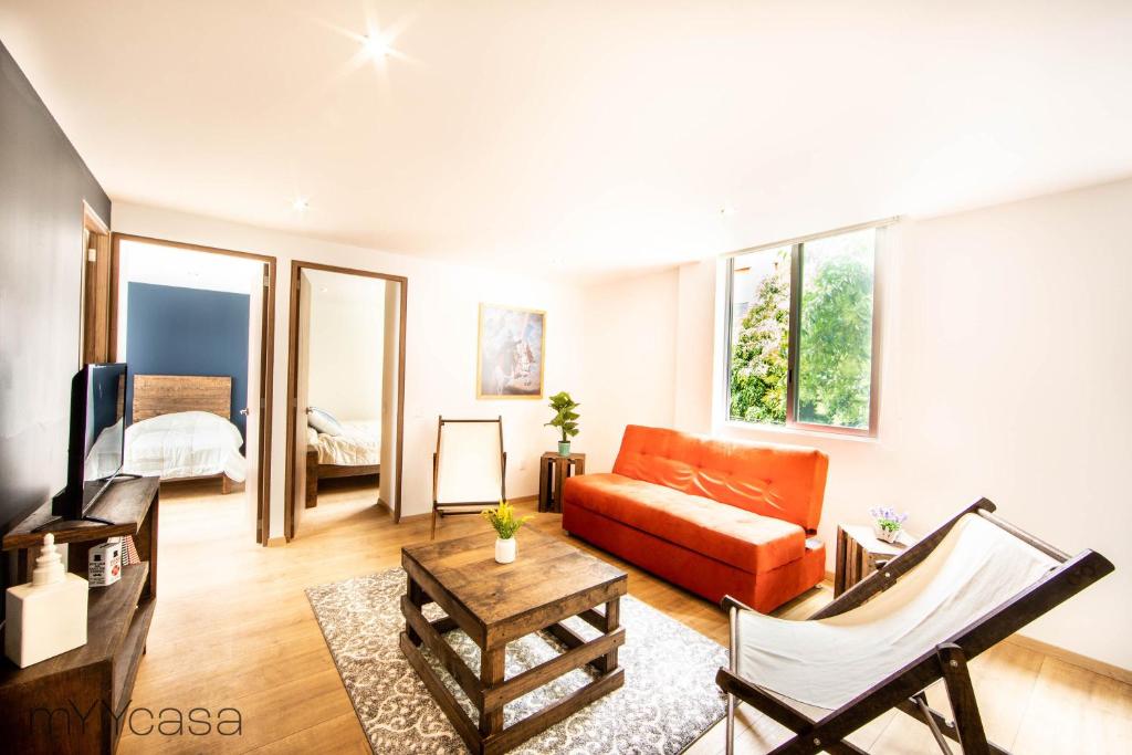 uma sala de estar com um sofá e uma mesa em Bright Stylish Apartment Near Polanco em Cidade do México