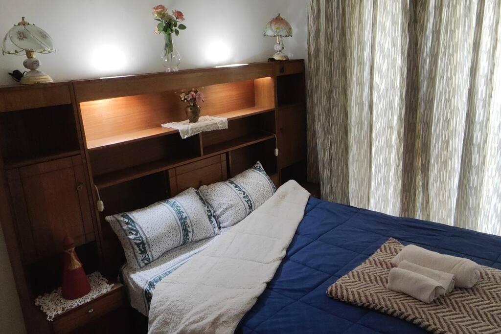 サンティアゴにあるJose Anguita Apartament Estacionamiento Privado Frente del Arauco Maipu A pasos del metro Baño privadoの青いシーツと枕が備わったベッドのある寝室