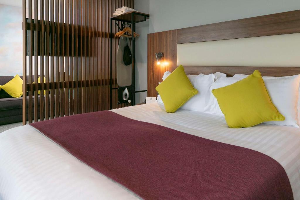 Krevet ili kreveti u jedinici u objektu Best Western Lancaster Morecambe Lothersdale Hotel