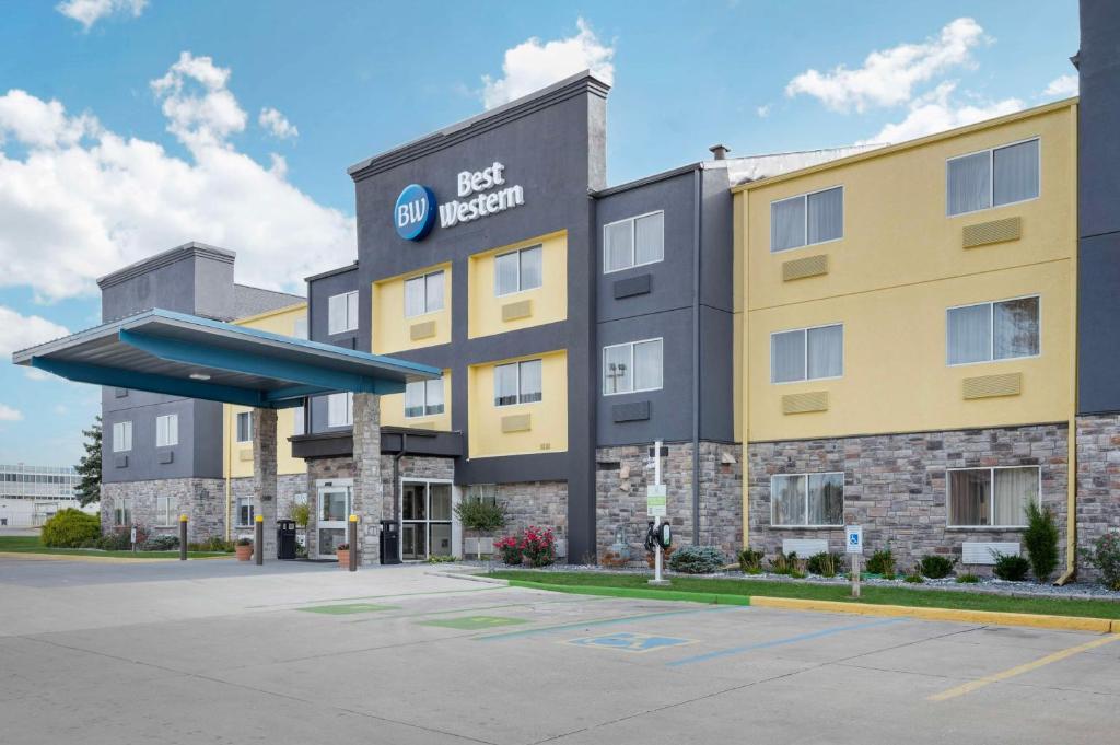 a building with a best hospital sign in front of it at Best Western Kokomo Hotel in Kokomo