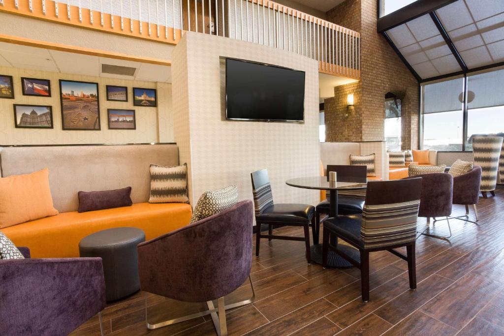 Drury Inn & Suites Austin Northにあるテレビまたはエンターテインメントセンター