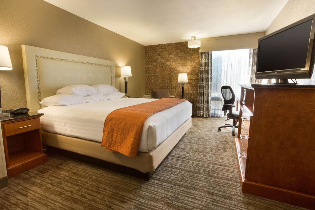 Drury Inn & Suites Austin Northにあるテレビまたはエンターテインメントセンター