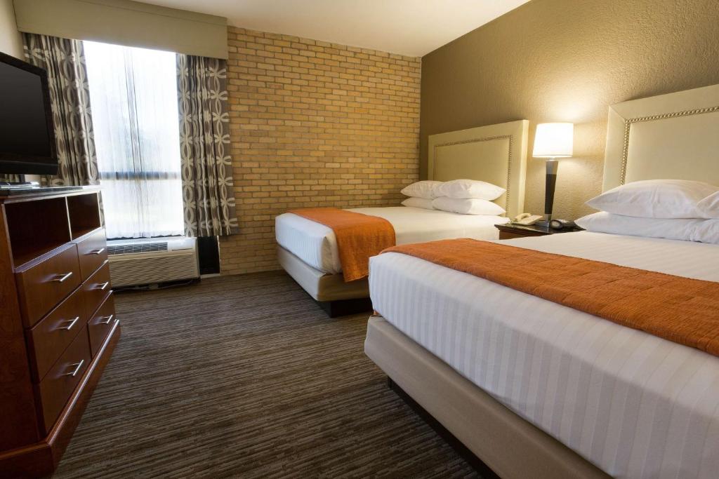 Drury Inn & Suites Austin Northにあるベッド