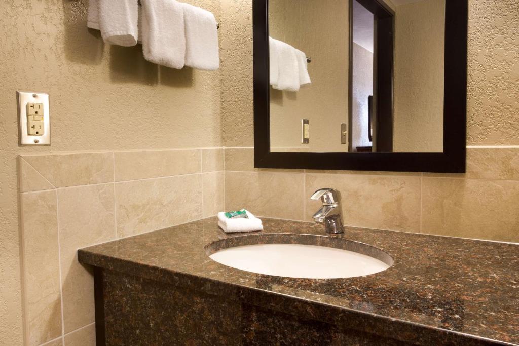 Drury Inn & Suites Austin Northにあるバスルーム