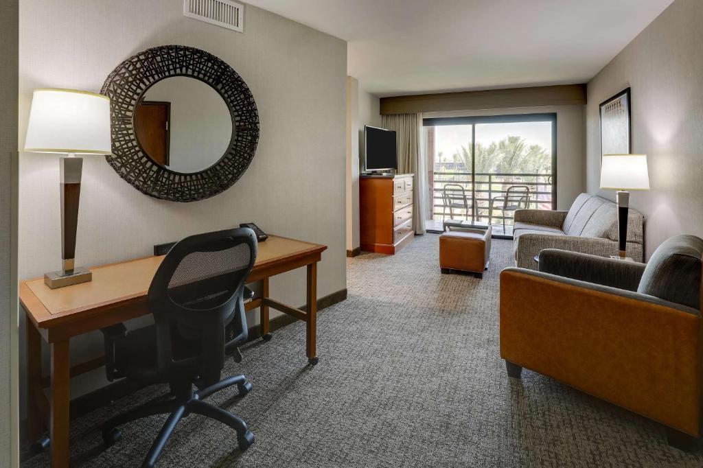 Posezení v ubytování Drury Inn & Suites Phoenix Airport