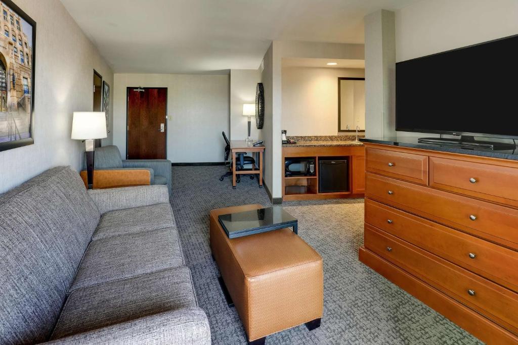 TV a/nebo společenská místnost v ubytování Drury Inn & Suites Phoenix Airport